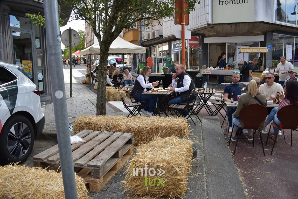 Des bottes de paille et des tables installées dans la rue