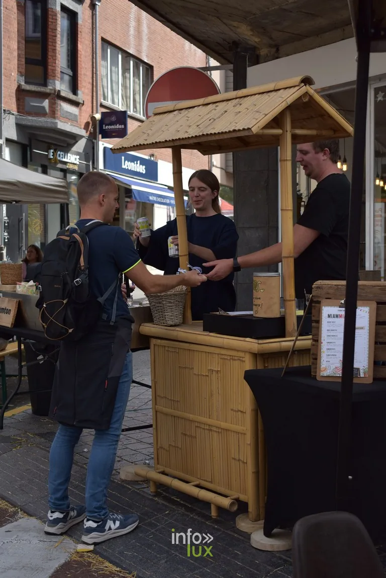 Un bar en bois de style chalet installé dans une rue