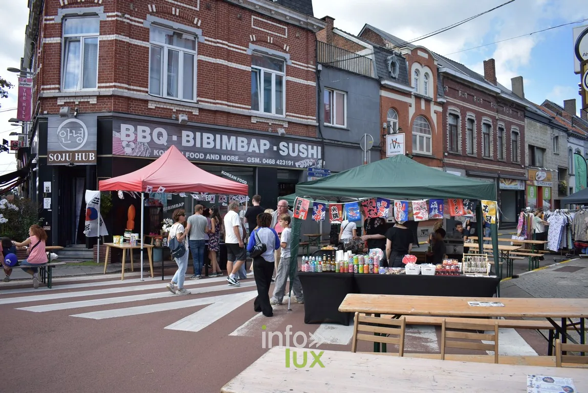 Vue large de la braderie avec ses stands et ses restaurants