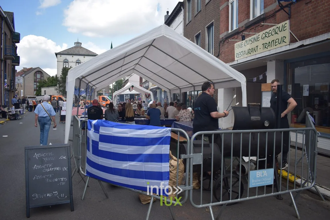 Un stand grec avec son drapeau installé sous chapiteau