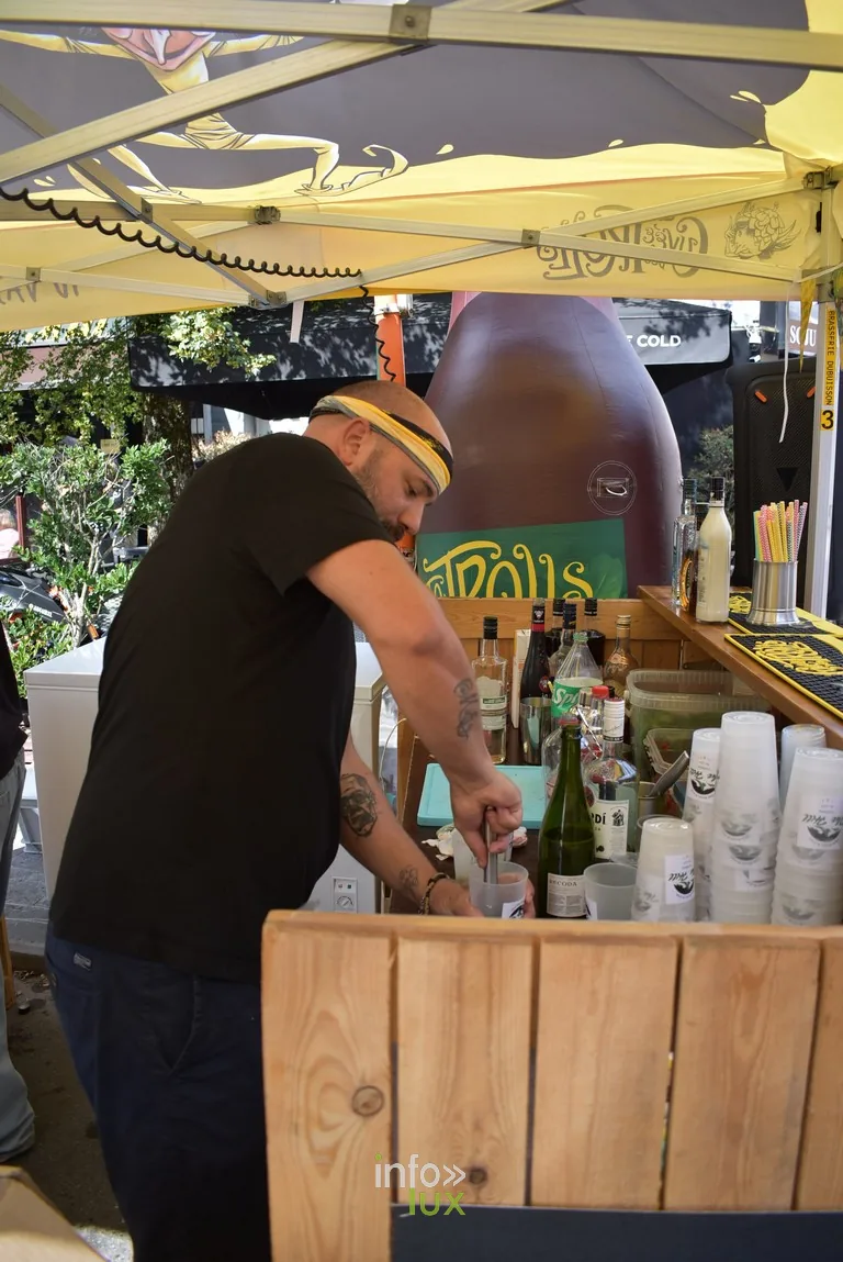 Un barman prépare des commandes derrière un comptoir jaune