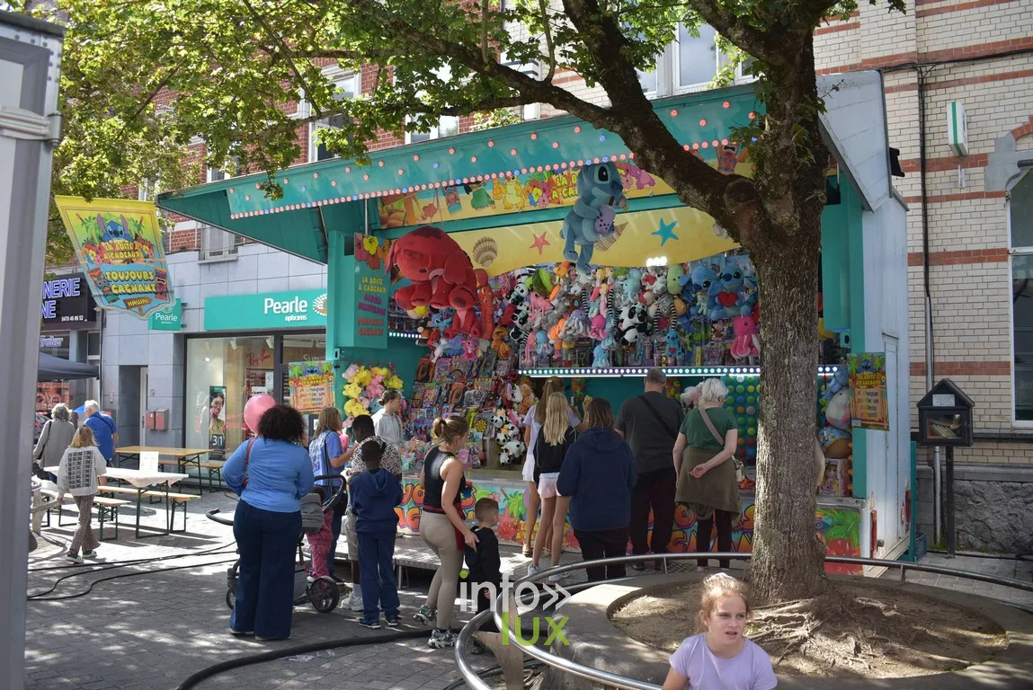 Des visiteurs devant une fresque murale colorée