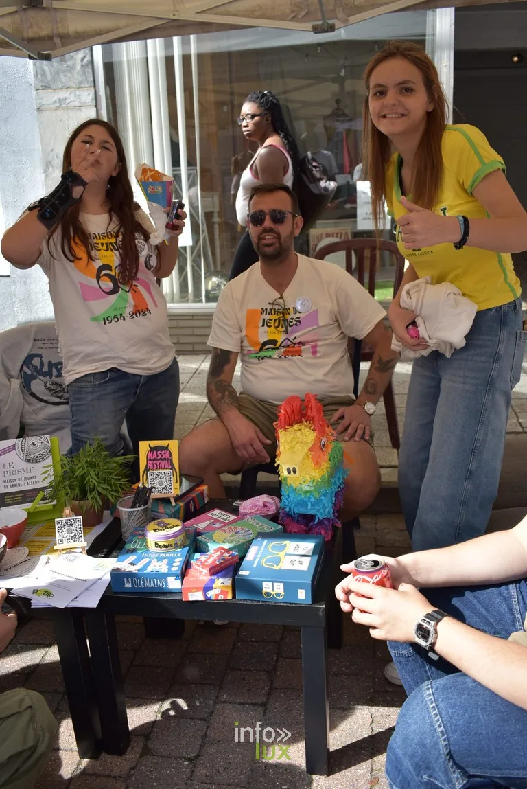 Des animatrices tiennent un stand de jeux pour enfants