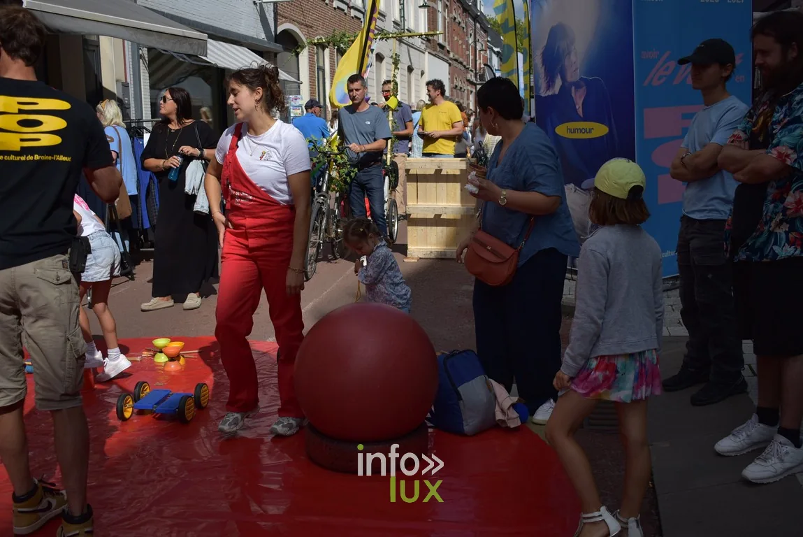 Une artiste de cirque en équilibre sur une grosse boule rouge