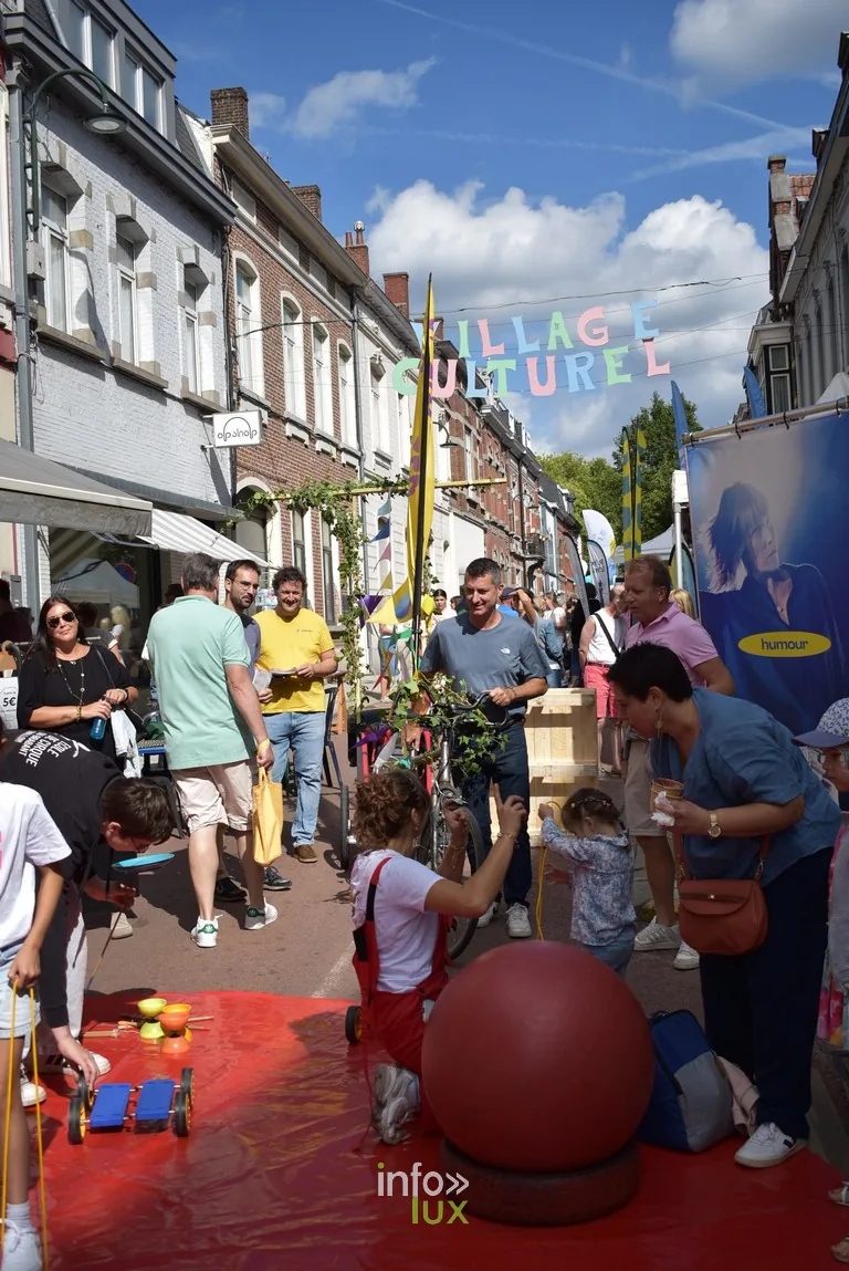 Des enfants s'essaient aux ateliers de cirque dans la rue