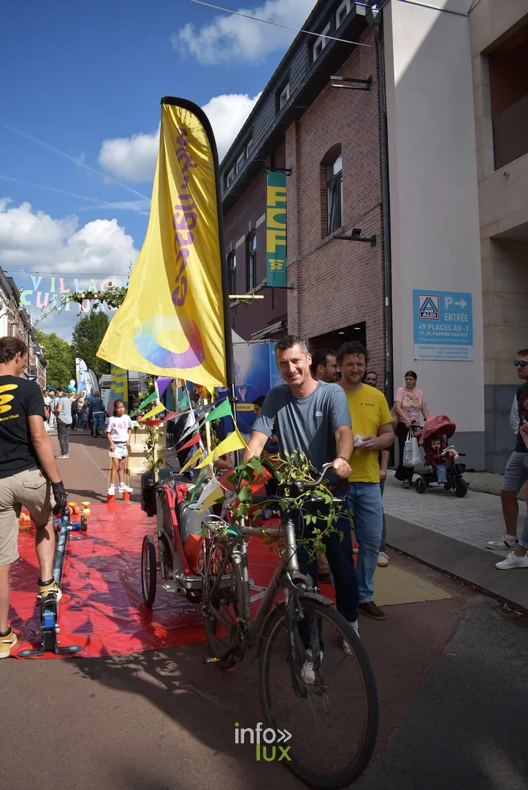 Les drapeaux du Village culturel flottent au-dessus de la rue