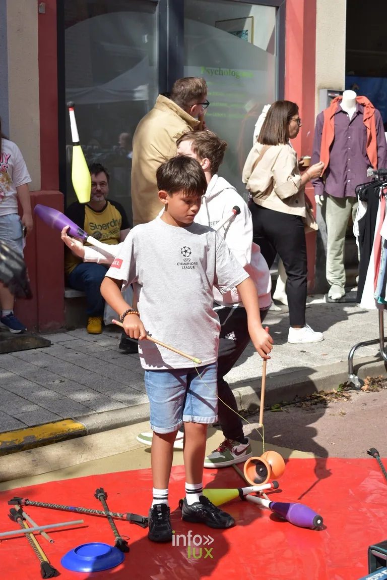 Un enfant apprend à jongler avec des massues lors d'un atelier