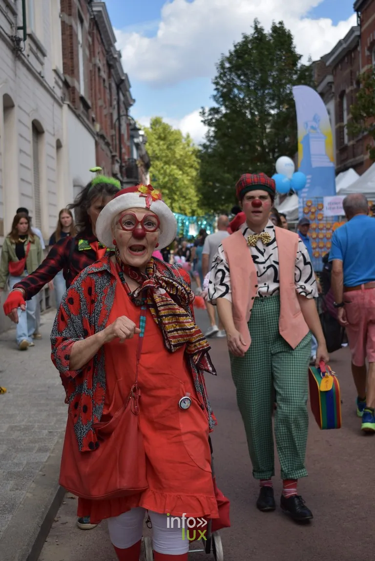 Deux clowns costumés déambulent dans la rue de la braderie