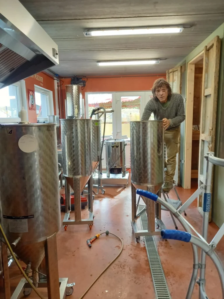 Brasserie Inter-Pol à Mont : Witte Pol et Zwarte Pol dans une forge de 300 ans