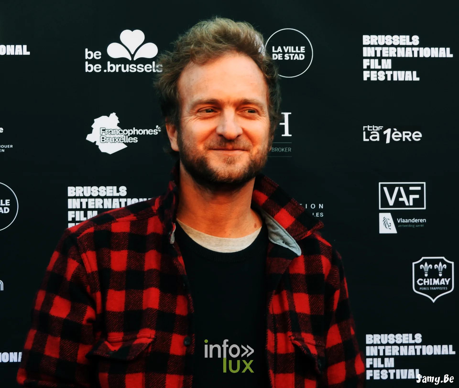 Un membre de l'équipe de Radio Bonheur devant le mur du BRIFF