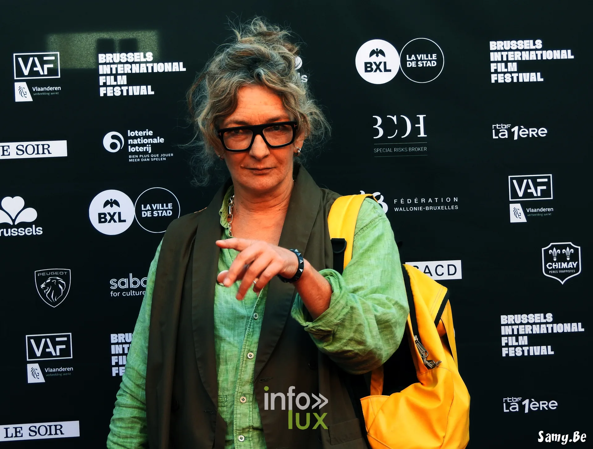 Une comédienne de l'équipe de Radio Bonheur au photocall du BRIFF
