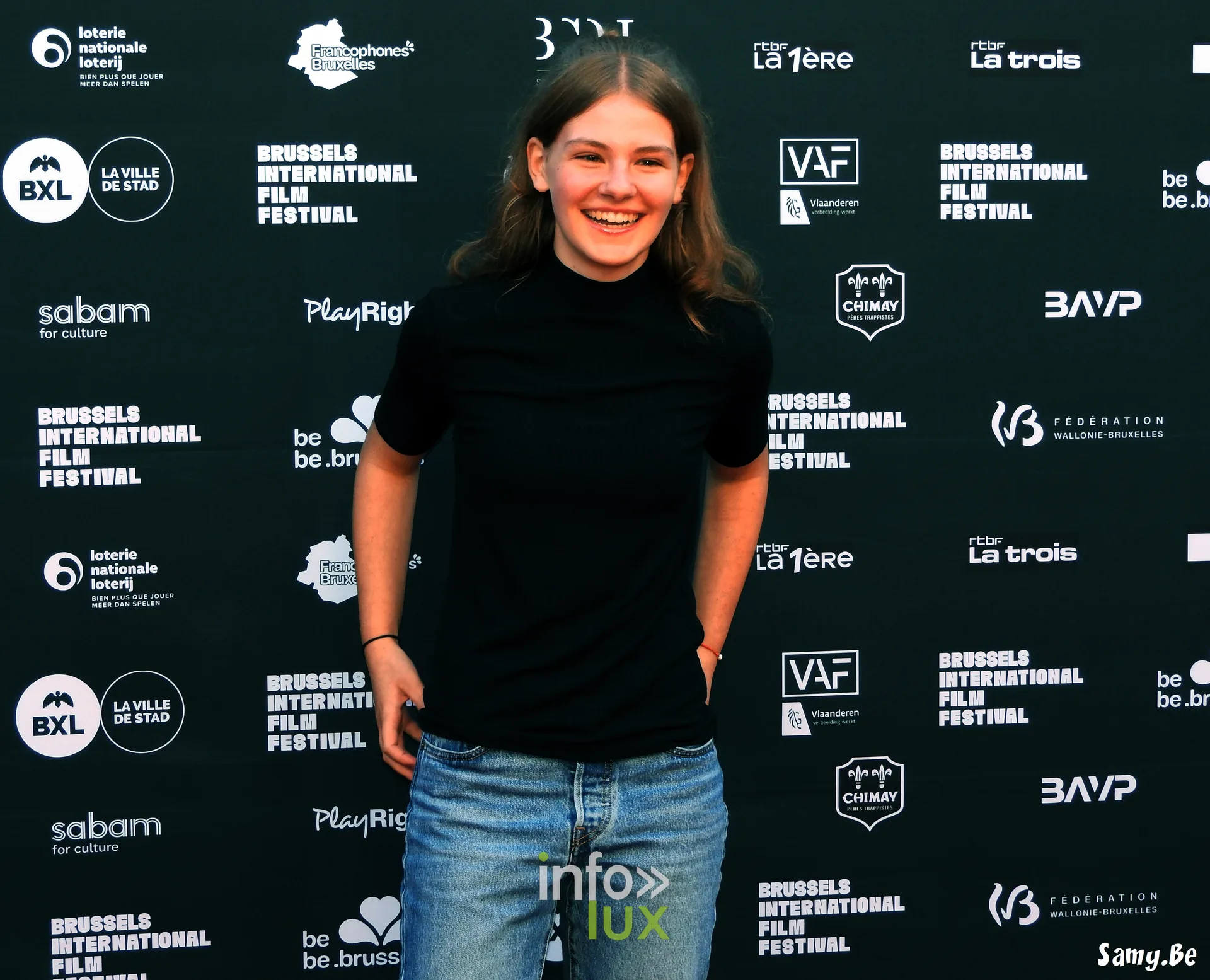 Une jeune comédienne de l'équipe de Vigilante au photocall