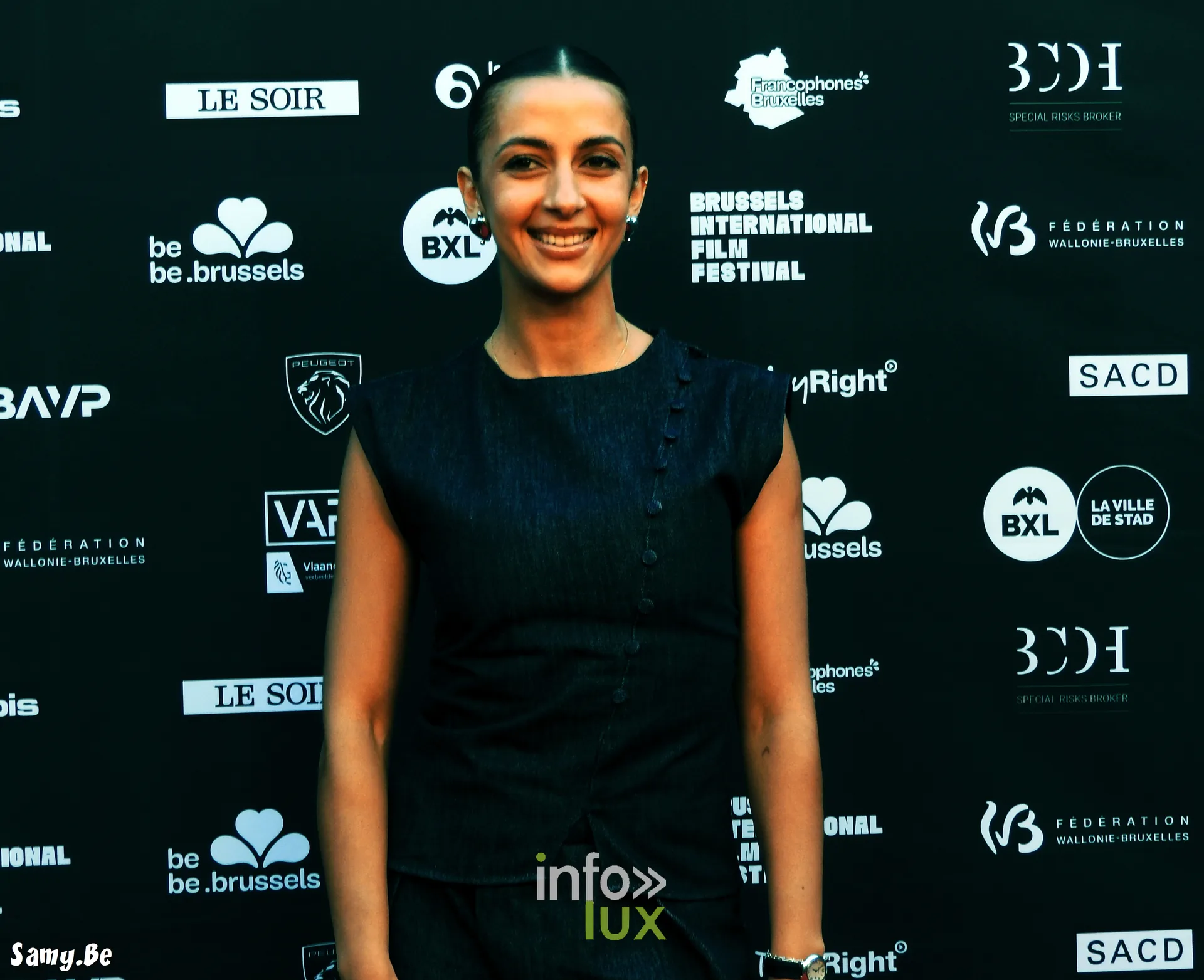 Une comédienne en robe sombre au photocall de Vigilante