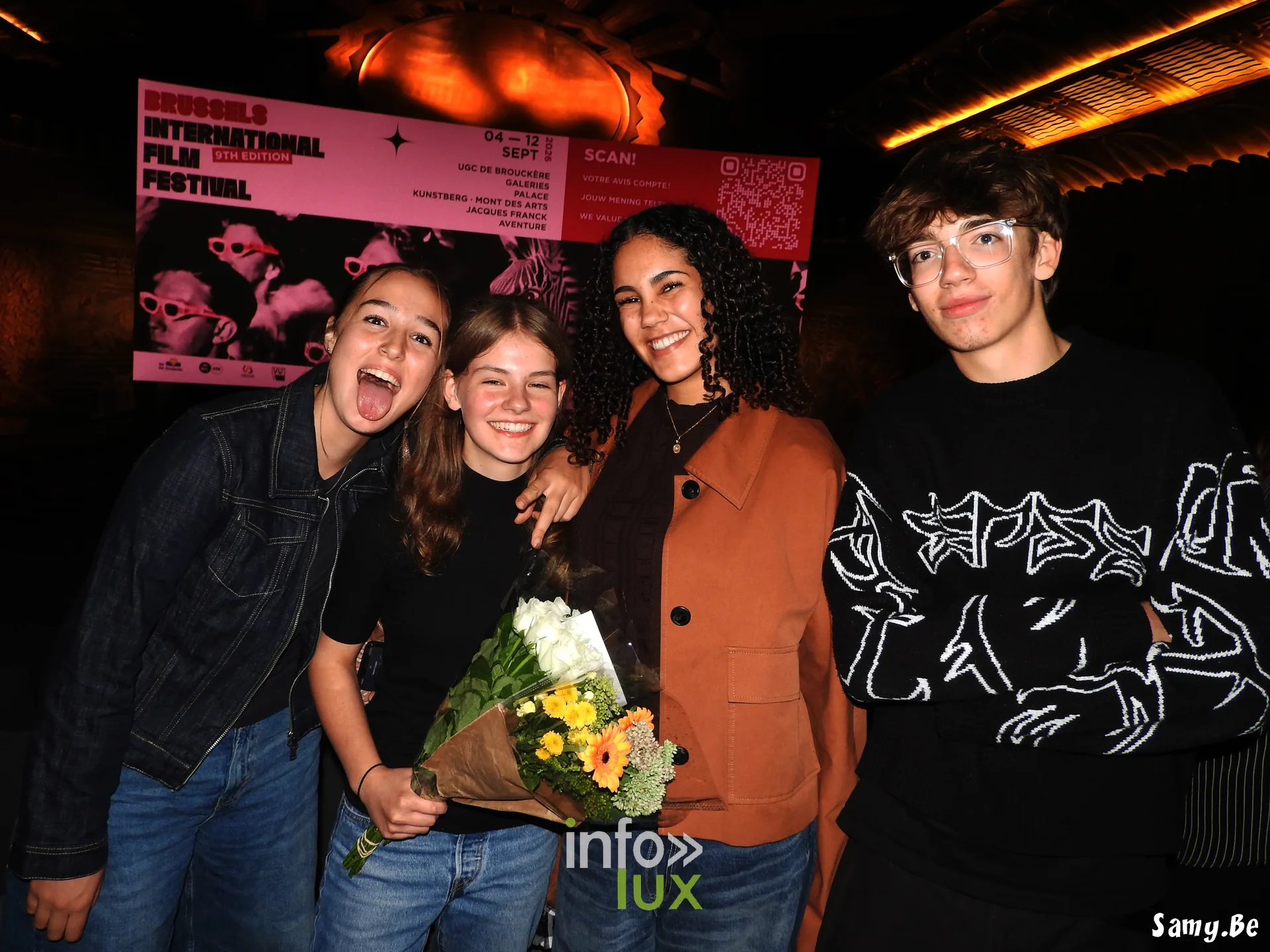 Des jeunes invités posent avec un bouquet après la séance de Vigilante