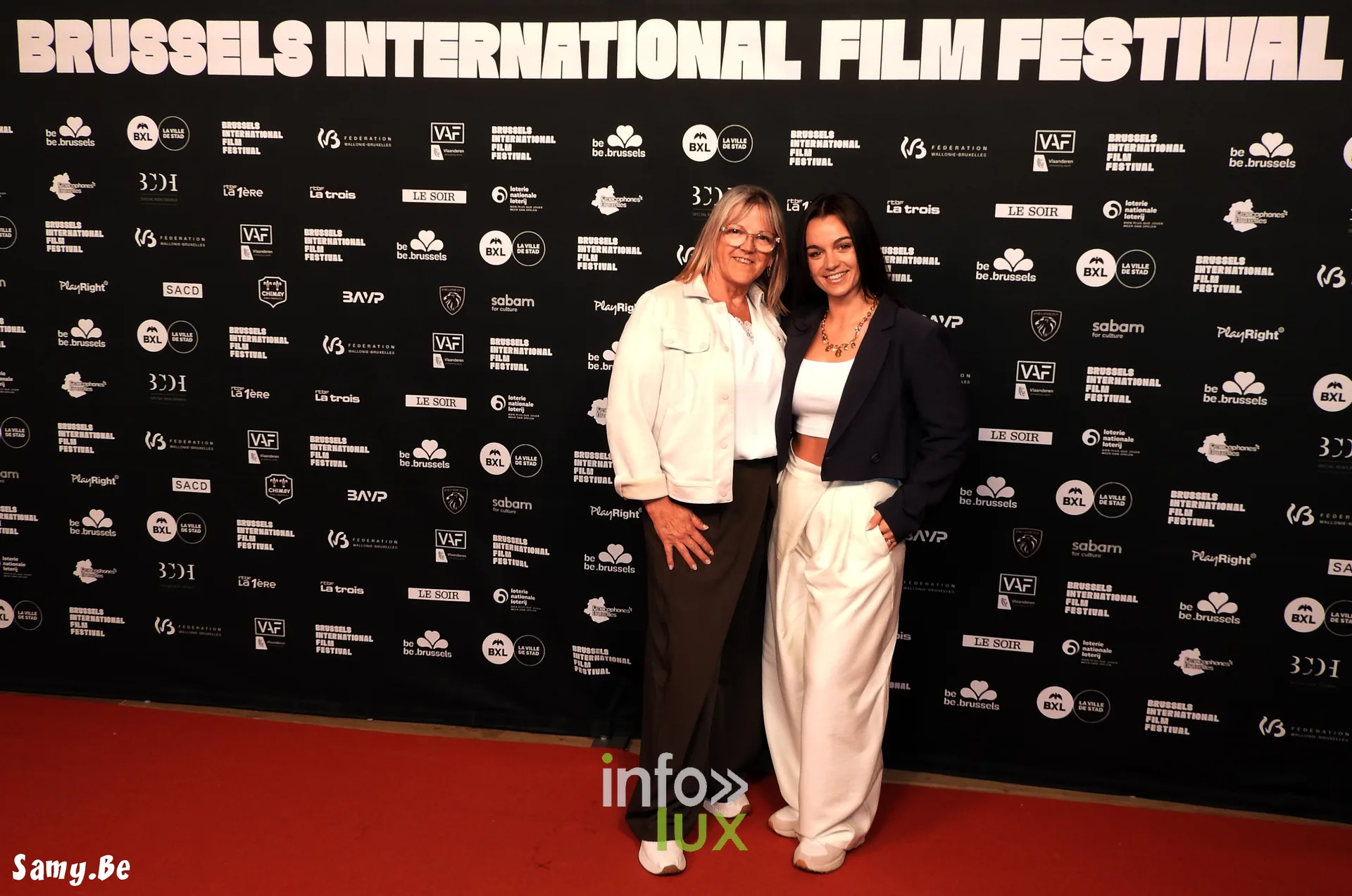 Deux invitées posent sur le tapis rouge du BRIFF