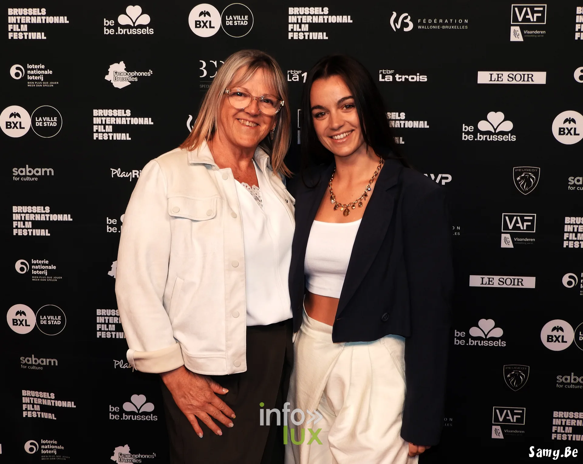 Deux invitées du festival devant le mur officiel du BRIFF