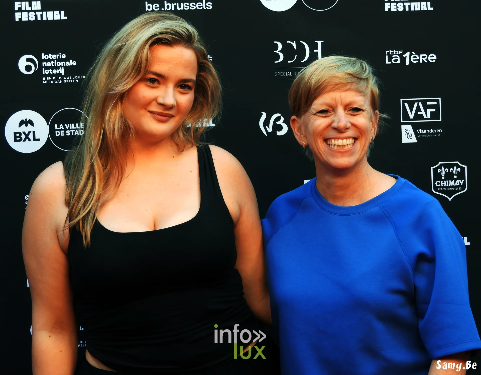 Deux invitées souriantes devant le mur du Brussels International Film Festival