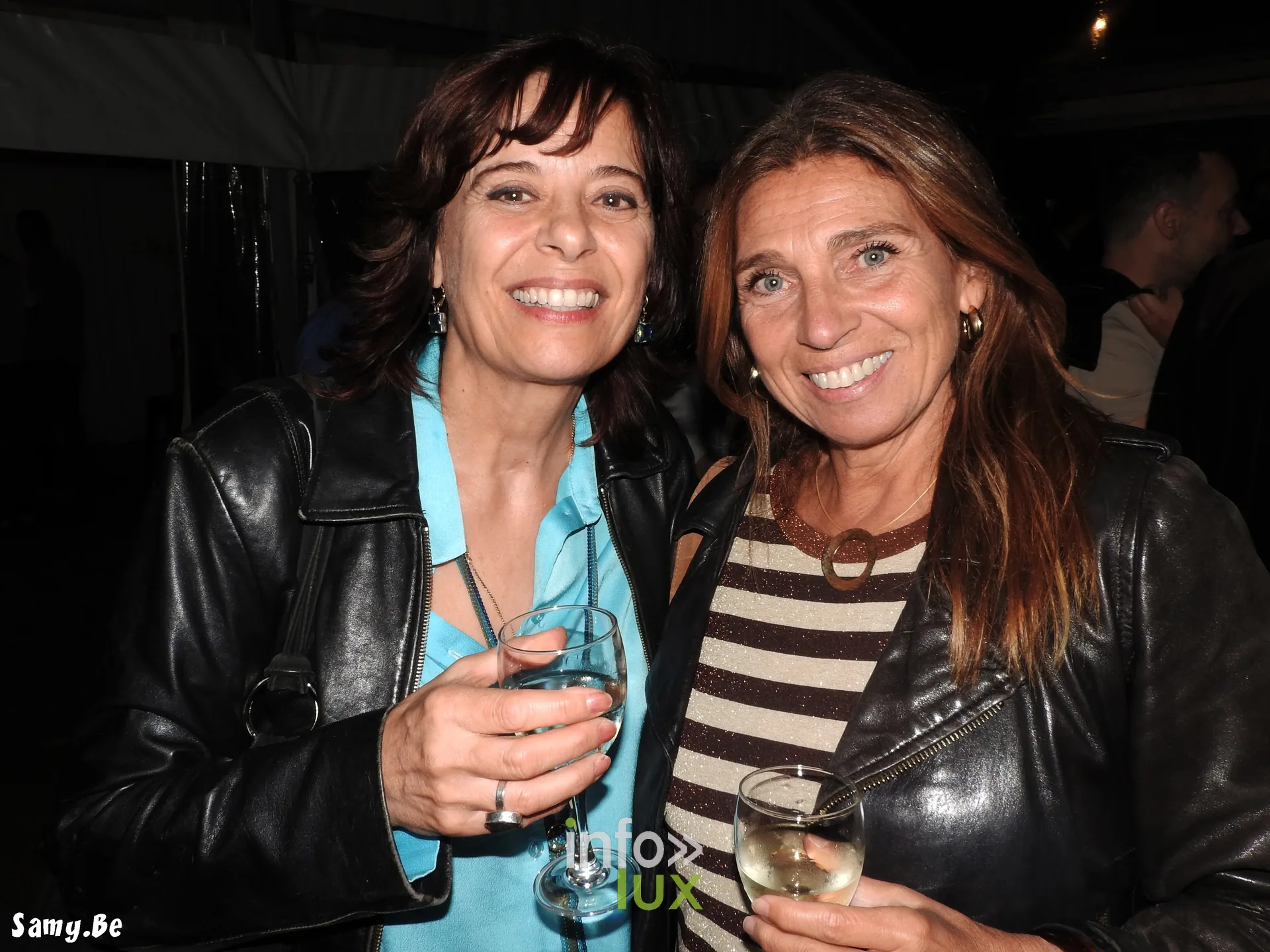 Deux invitées trinquent lors d'une soirée du BRIFF