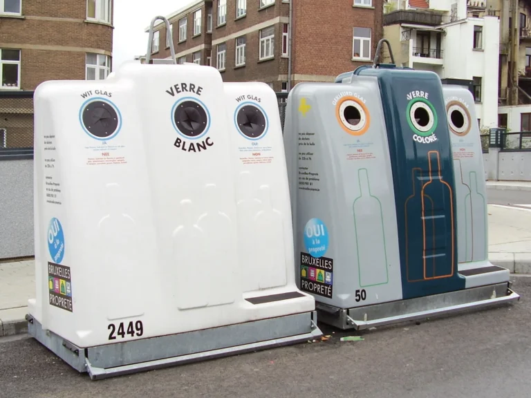 Bulles à verre pour verre blanc et verre coloré sur un trottoir en Belgique
