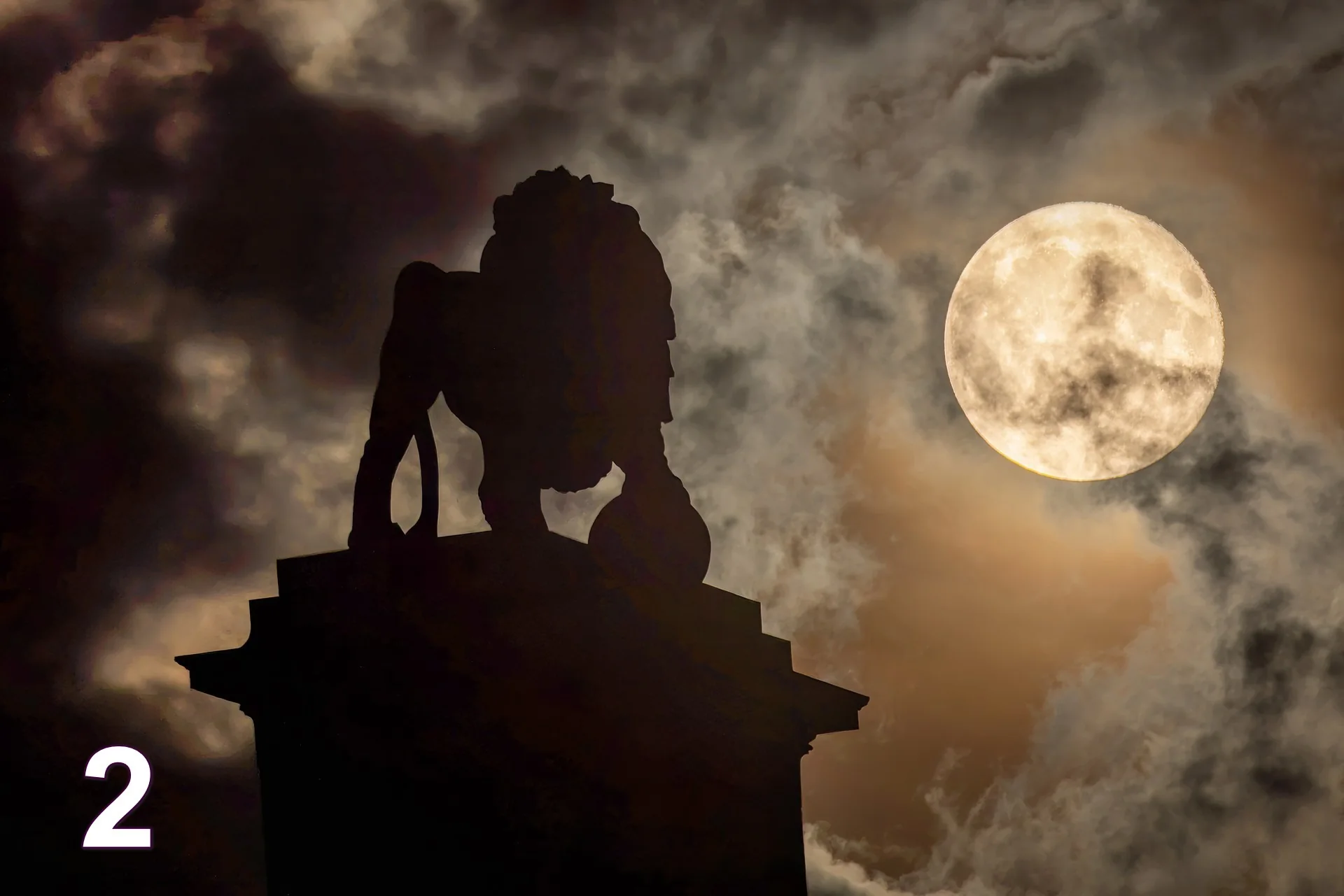 Le Lion de Waterloo en silhouette devant la pleine lune et les nuages — photo de Luc Van Nerom, 2e du vote du public