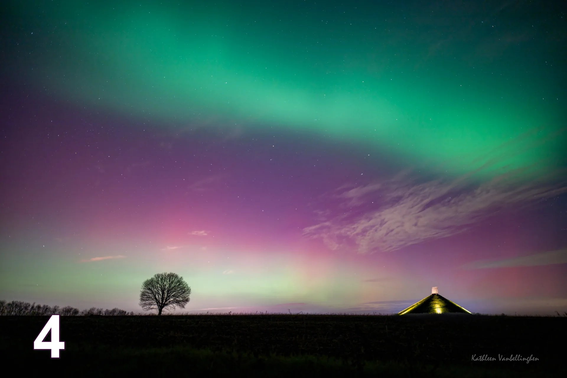 Une aurore boréale verte et violette au-dessus de la Butte du Lion, la nuit — photo de Kathleen Van Bellinghen, 4e du vote du public