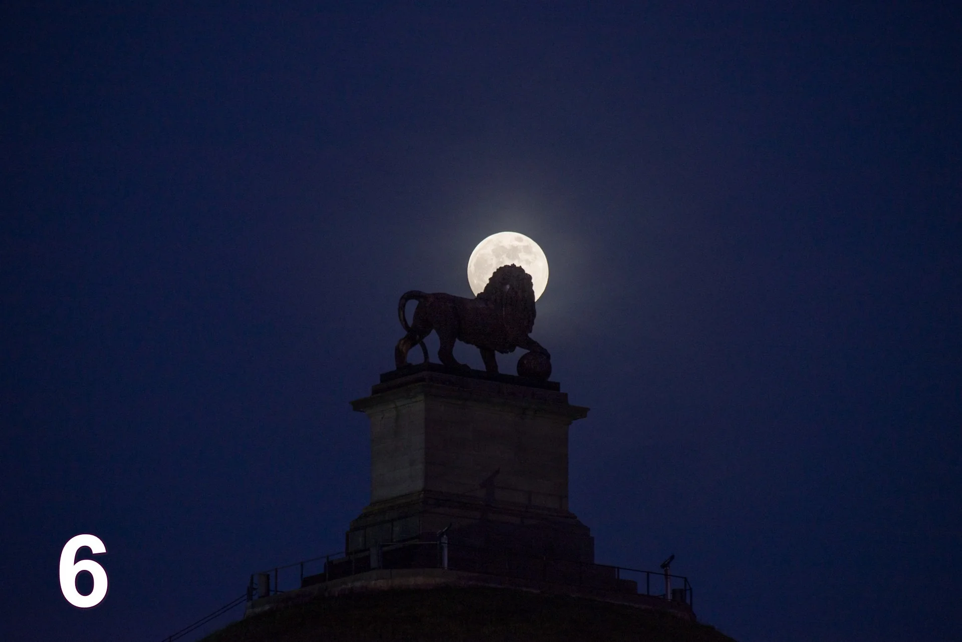Le Lion de Waterloo au sommet de la Butte, la pleine lune juste derrière lui — photo de Paul Moest, 6e du vote du public