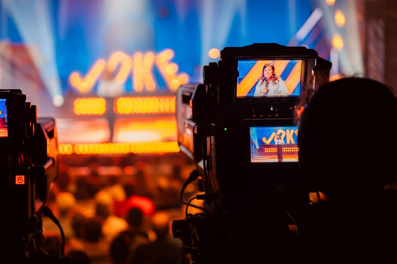 Une caméra de télévision filme la scène du gala d’ouverture de Namur is a Joke au Théâtre royal de Namur