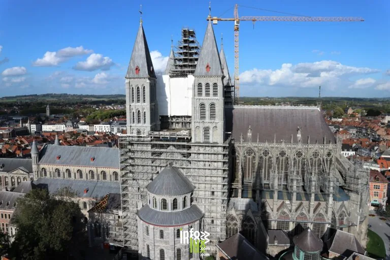 La cathédrale Notre-Dame de Tournai : cinq clochers, deux styles et un chantier de vingt ans