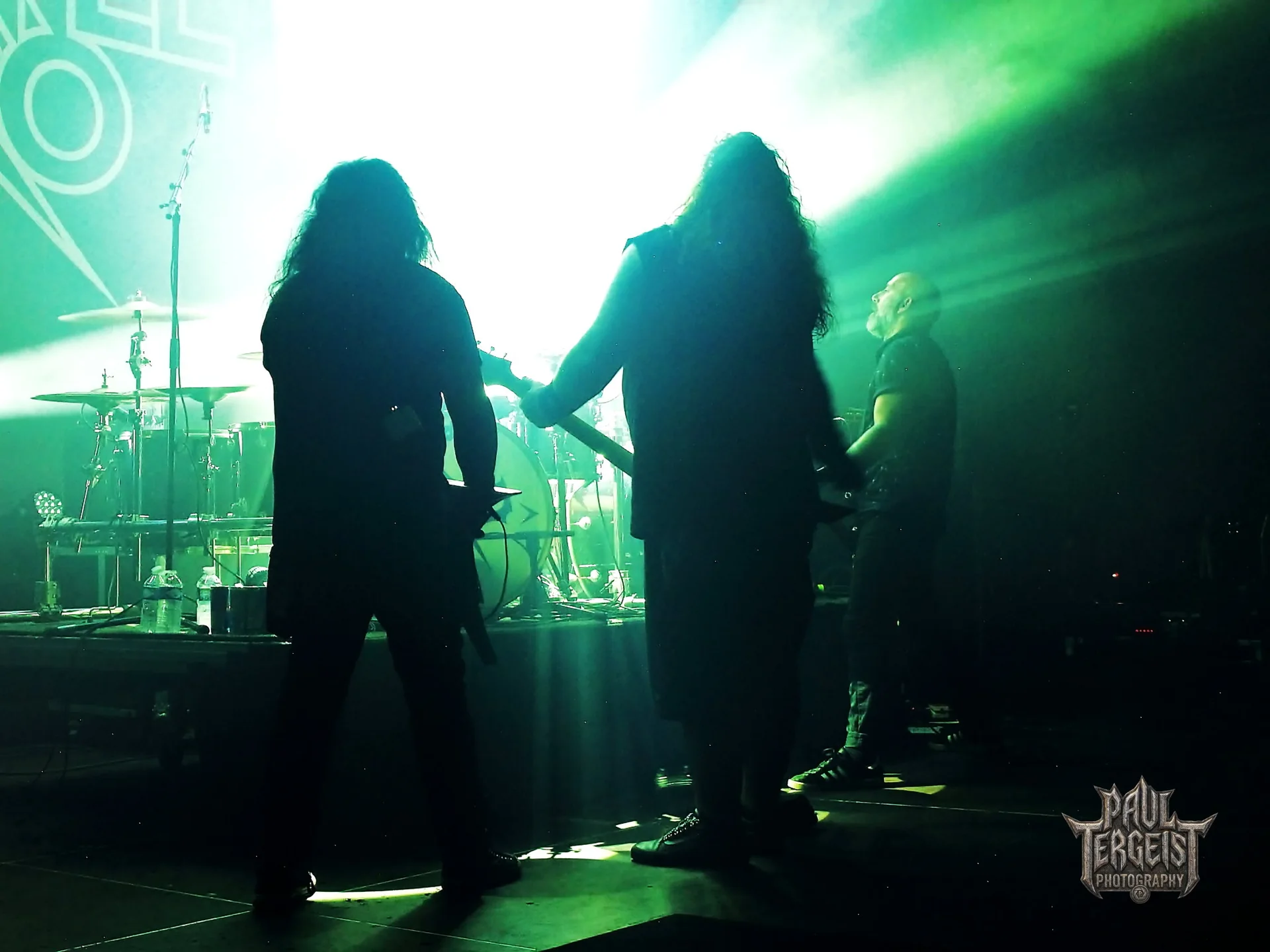 Silhouettes de Channel Zero a contre-jour sur la scene du Golden Age Rock Festival 2019 a Liege
