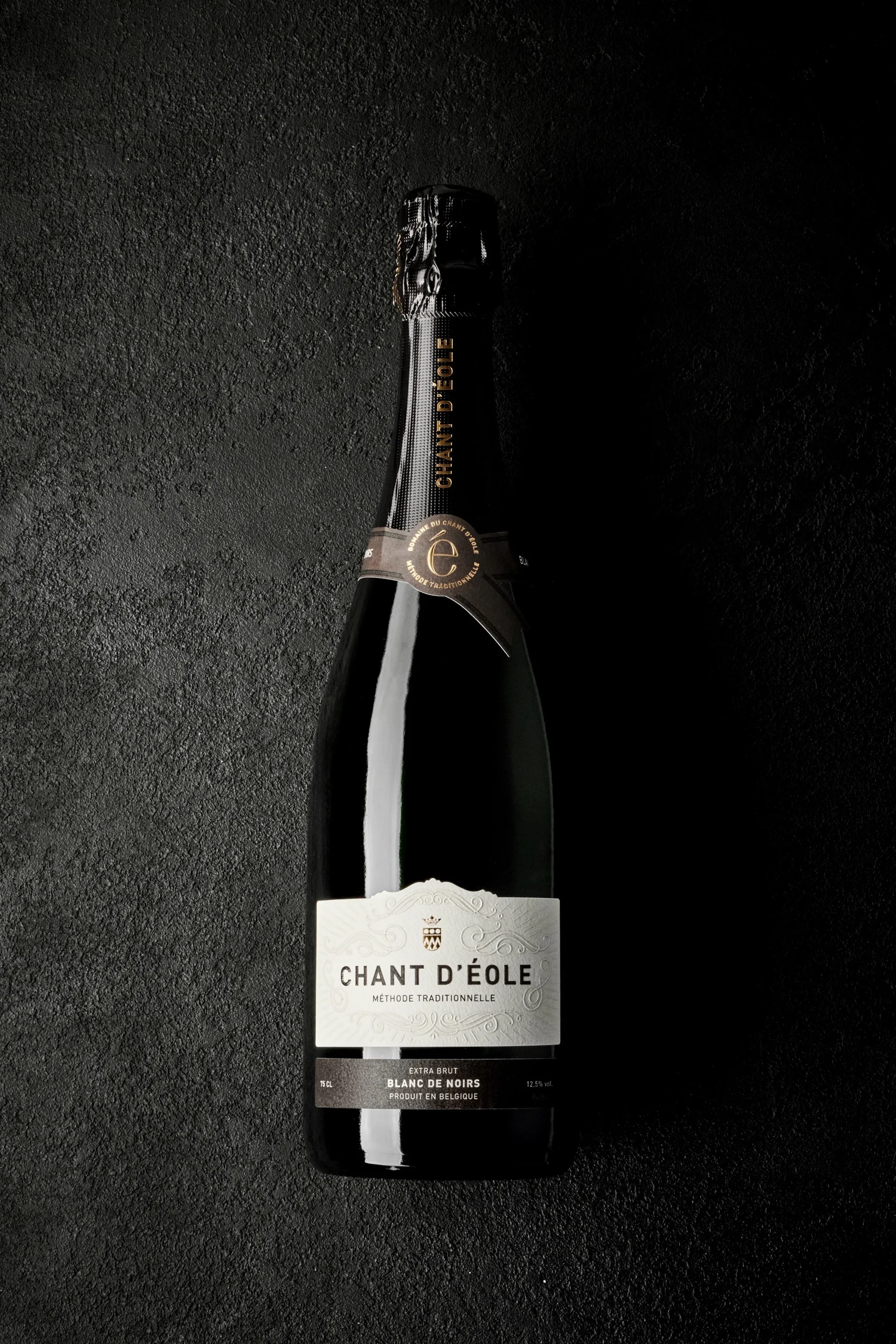 Bouteille du Blanc de Noirs Extra Brut du Chant d’Éole sur fond noir