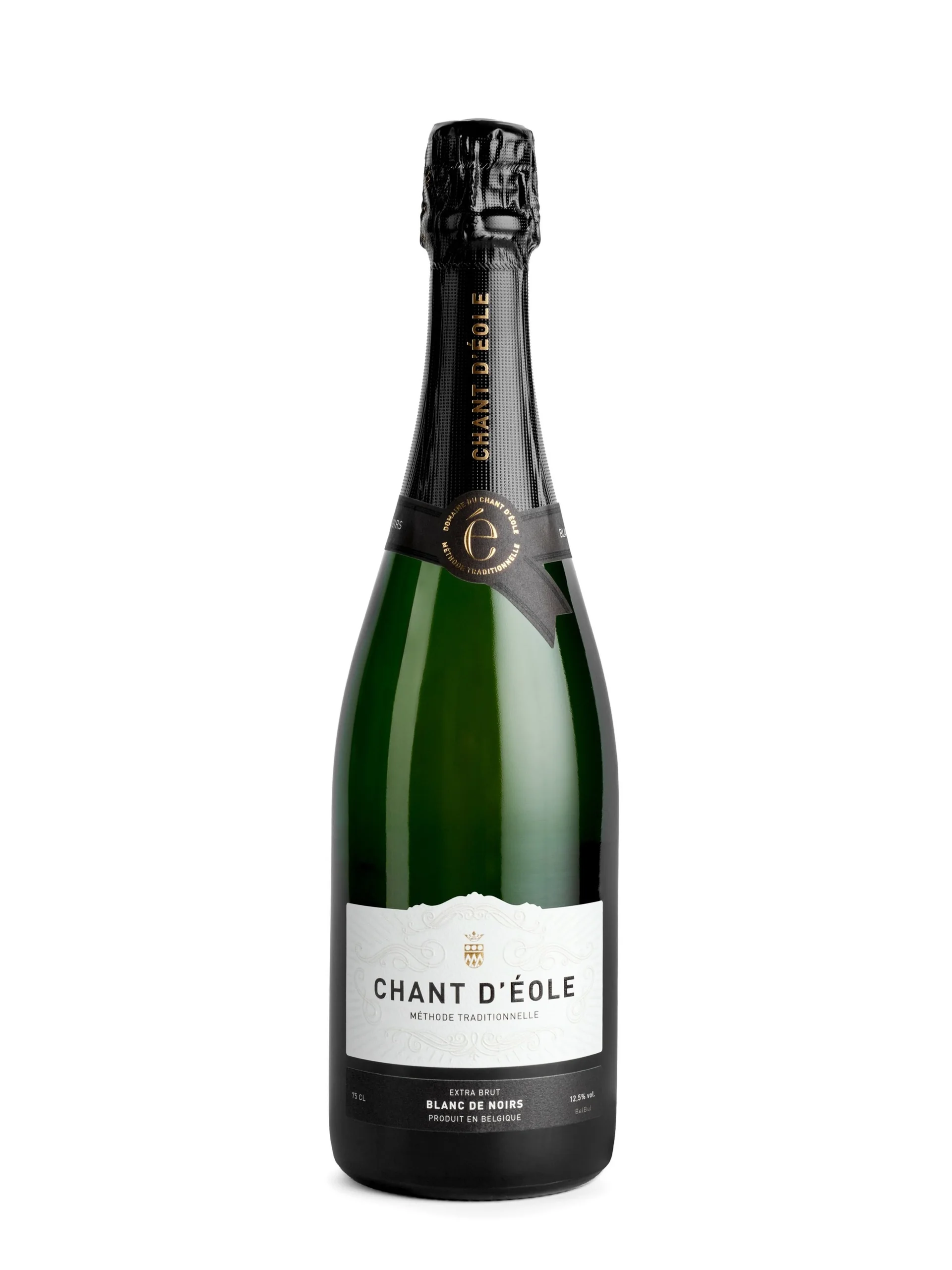Bouteille du Blanc de Noirs Extra Brut du Domaine du Chant d’Éole, étiquette blanche, sur fond blanc