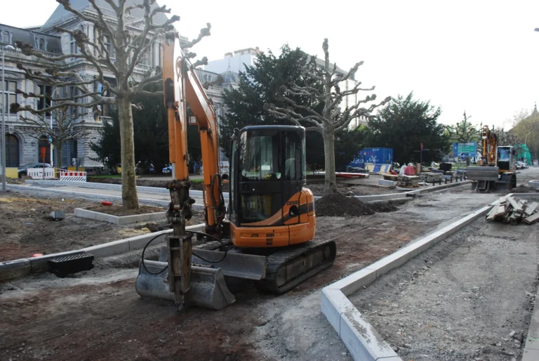 Pelleteuse sur un chantier de réaménagement de voirie à Liège