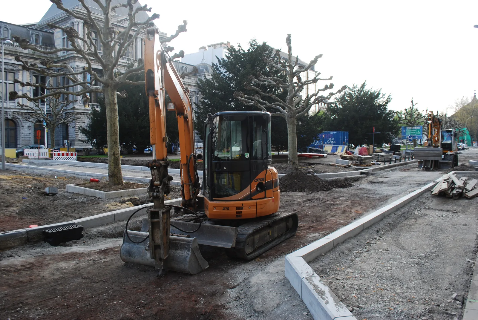 Pelleteuse sur un chantier de réaménagement de voirie à Liège
