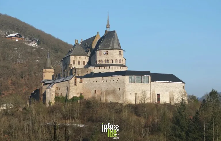 Le château de Vianden sur son éperon rocheux, au Grand-Duché de Luxembourg