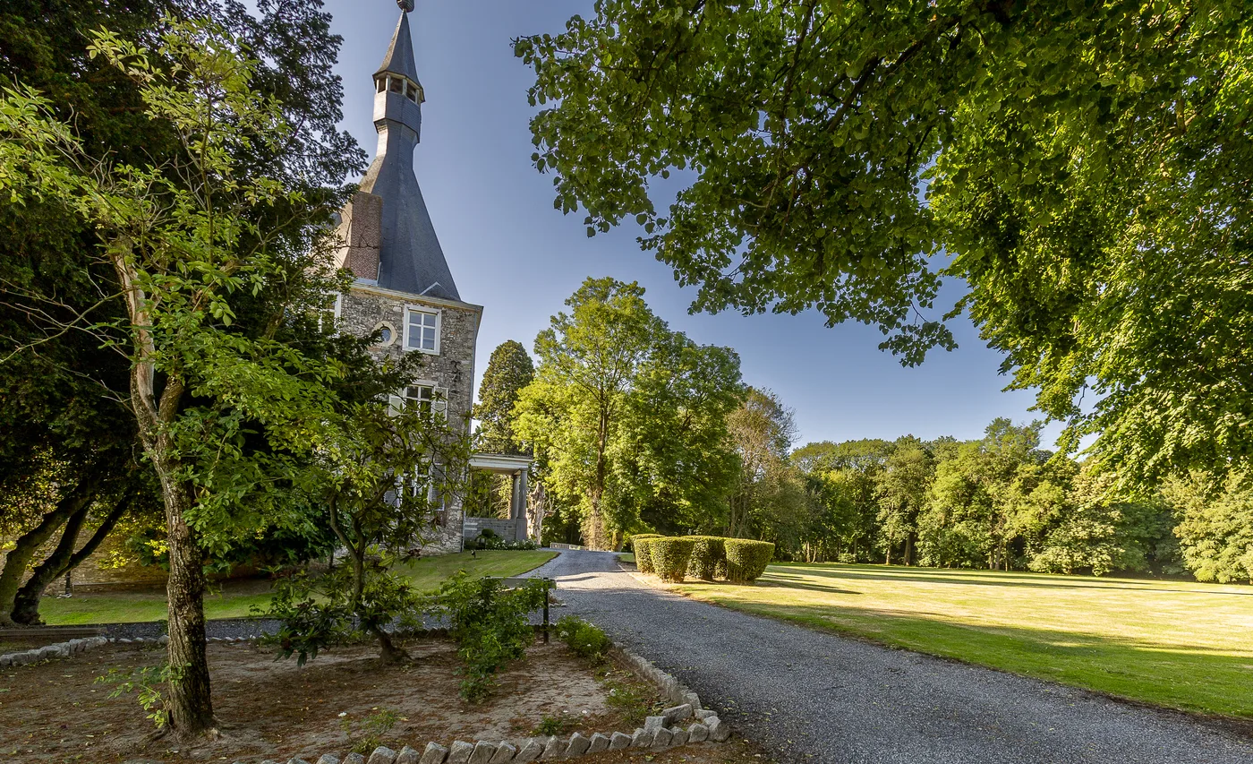 Chateau de Waroux a Ans, sa tour et son parc arbore