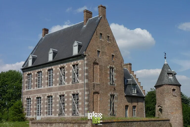 Le château des Comtes de Mouscron, sa gentilhommière de style tournaisien et sa tourelle (Hainaut)