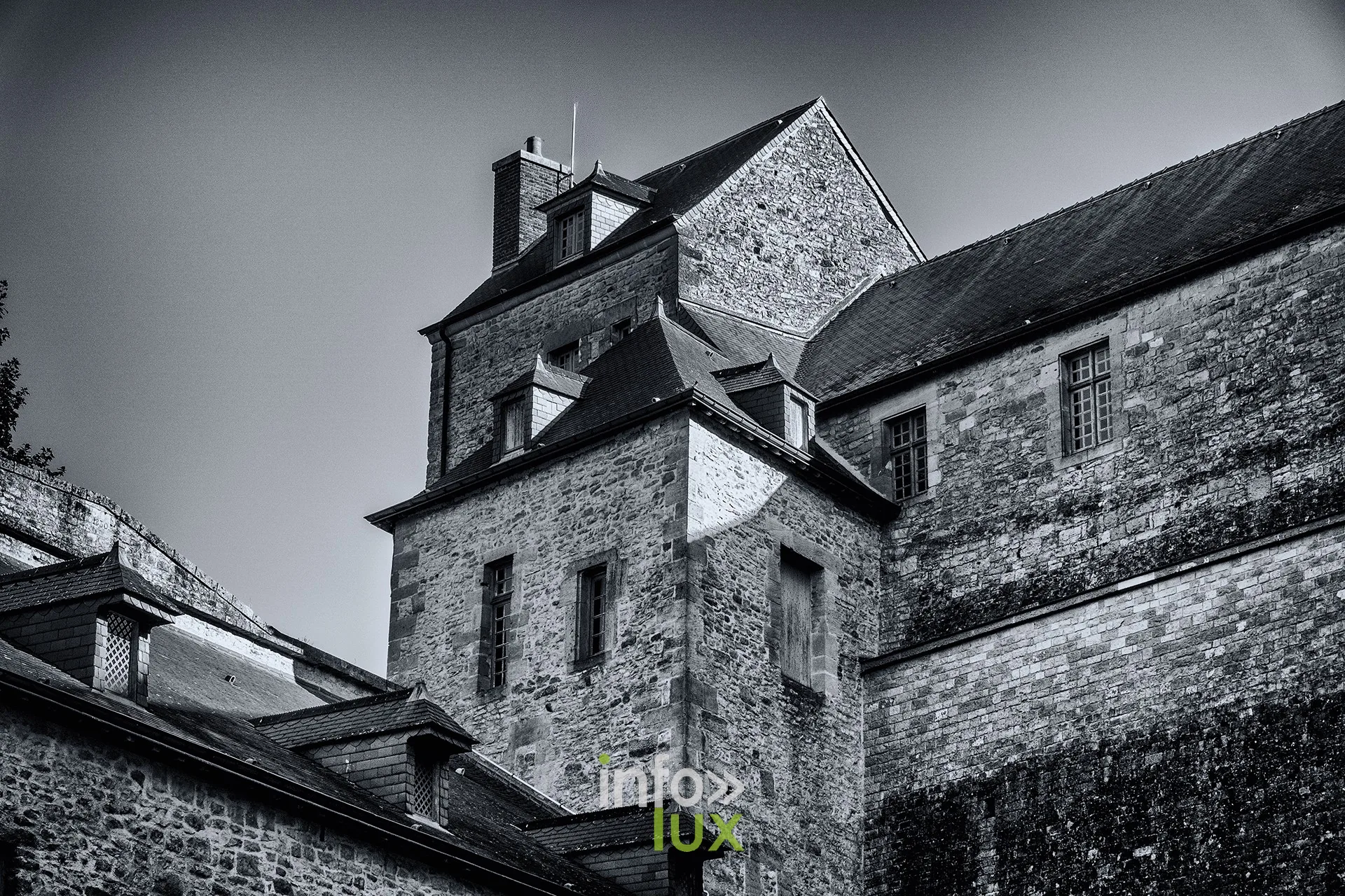 Bâtiments et toitures d’ardoise du château fort de Sedan, en noir et blanc