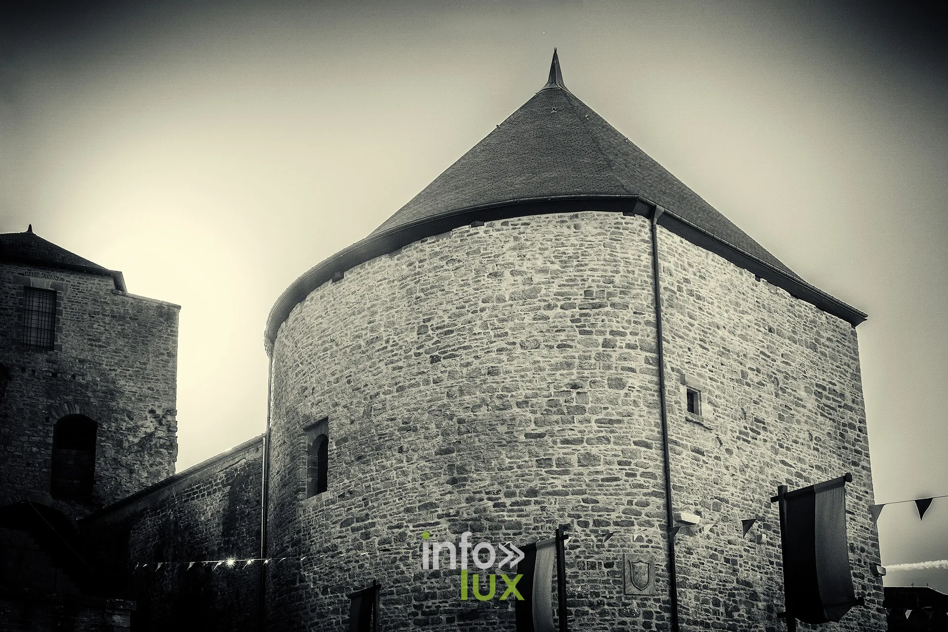 Tour ronde à toit conique du château fort de Sedan, image aux tons sépia