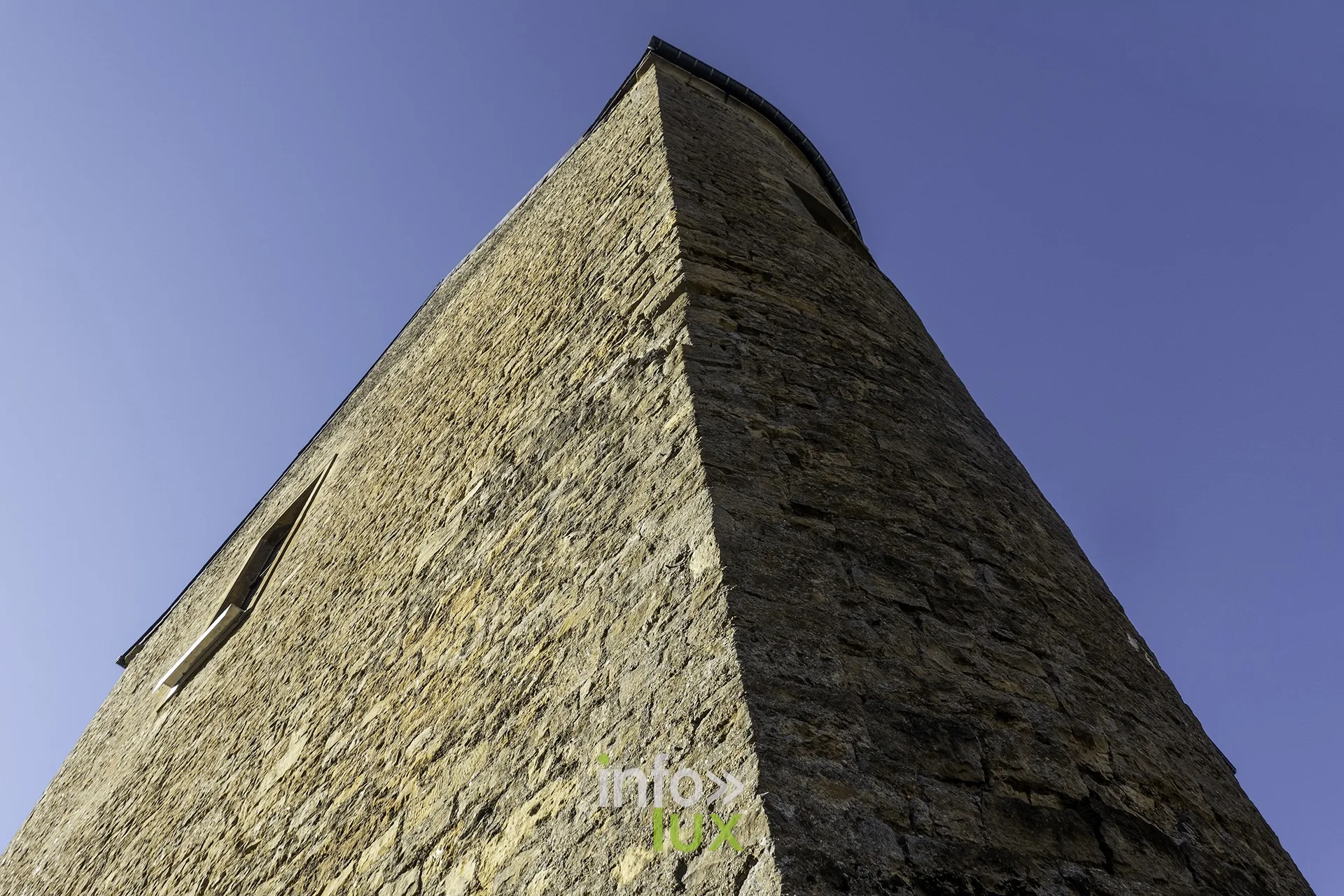 Angle d’une tour en pierre du château fort de Sedan vu en contre-plongée