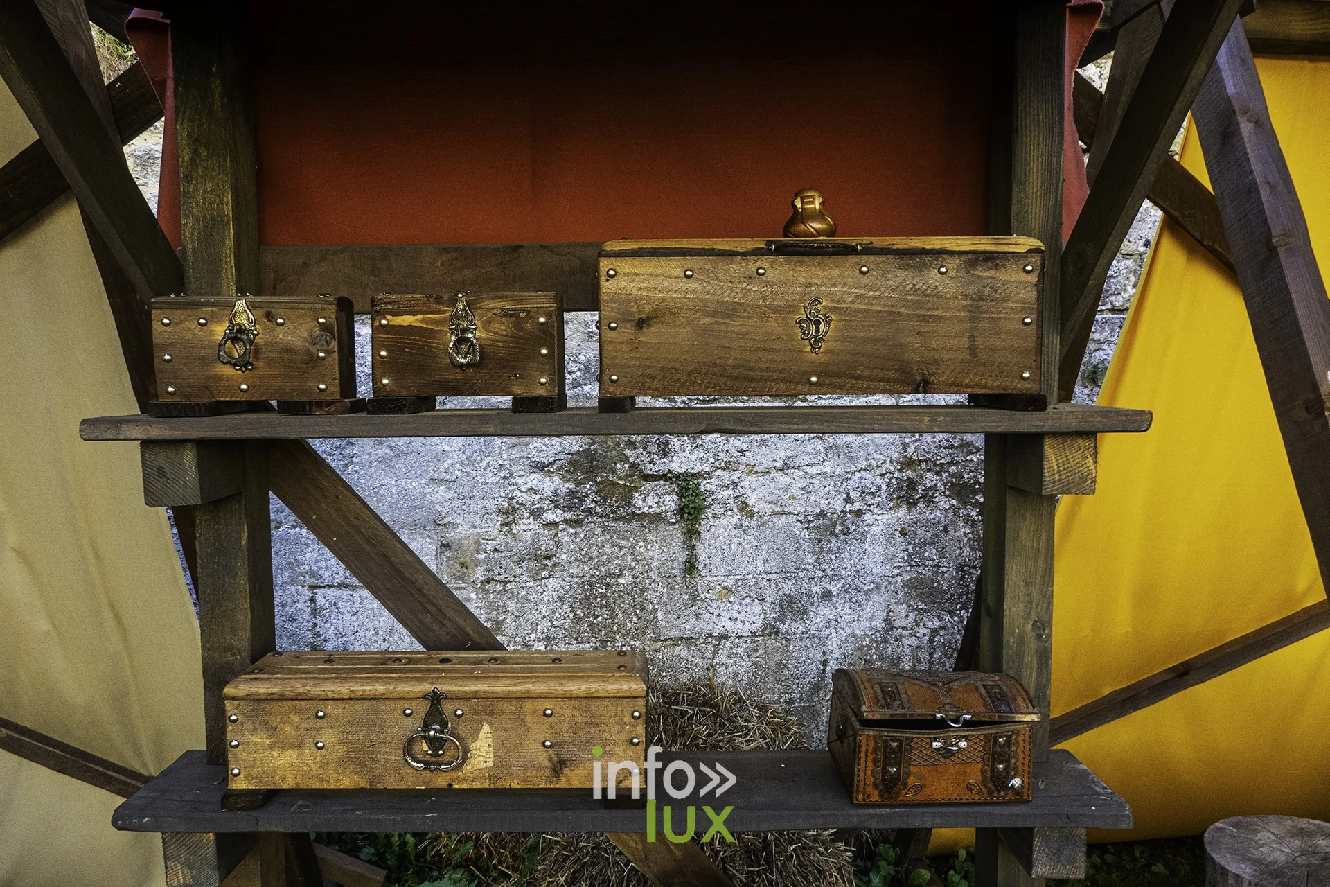 Coffrets en bois sur des étagères sous une tente, château fort de Sedan