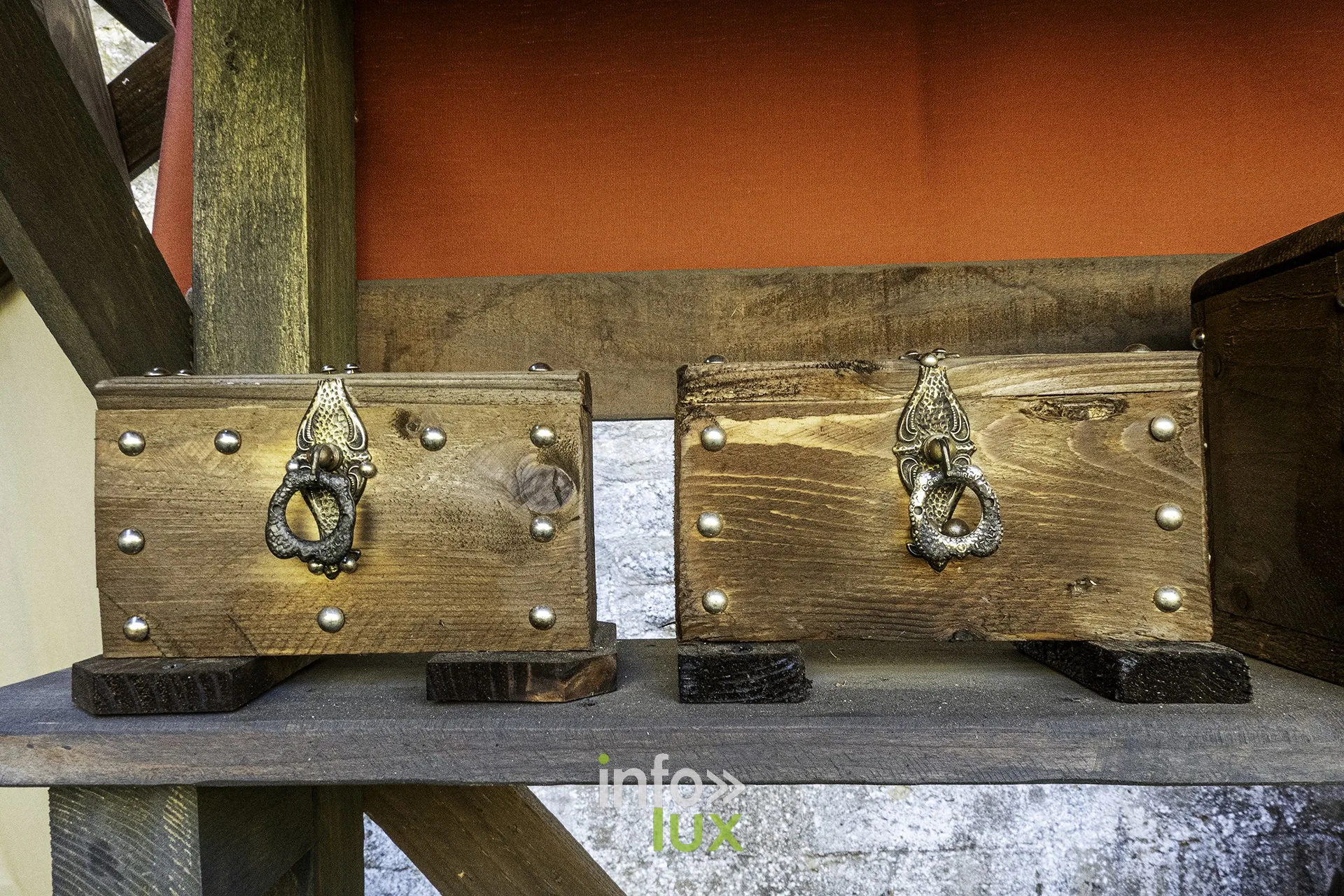 Deux coffrets en bois à poignées ouvragées, château fort de Sedan