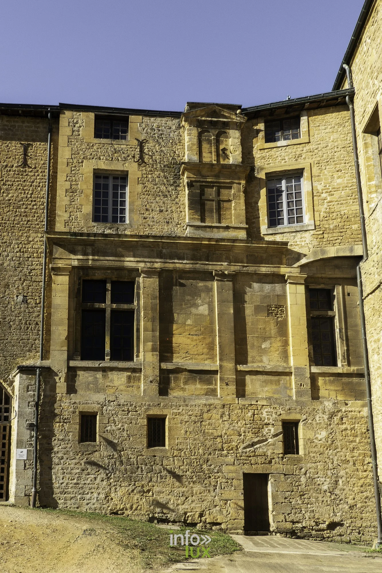 Façade en pierre à fenêtres à meneaux, château fort de Sedan
