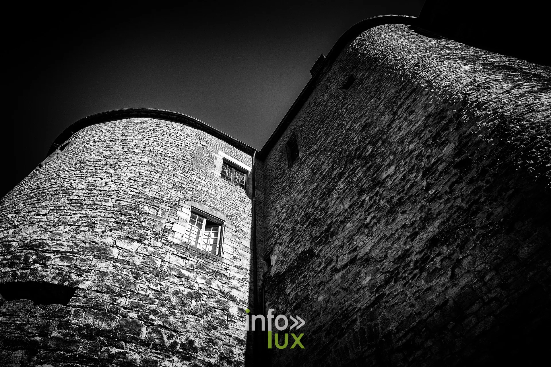 Tours du château fort de Sedan en noir et blanc, contraste fort