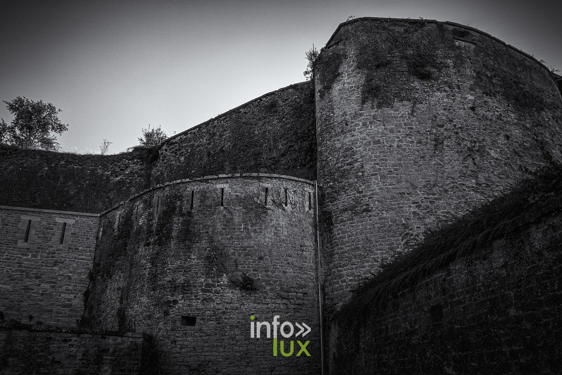 Bastion et murailles du château fort de Sedan en noir et blanc