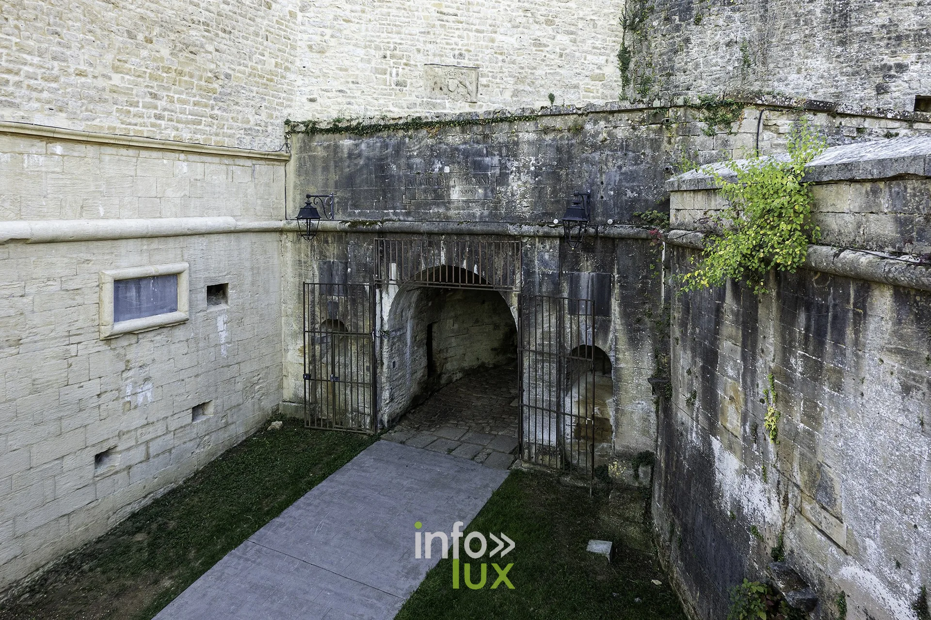 Passage d’entrée voûté avec grilles dans les fortifications du château fort de Sedan