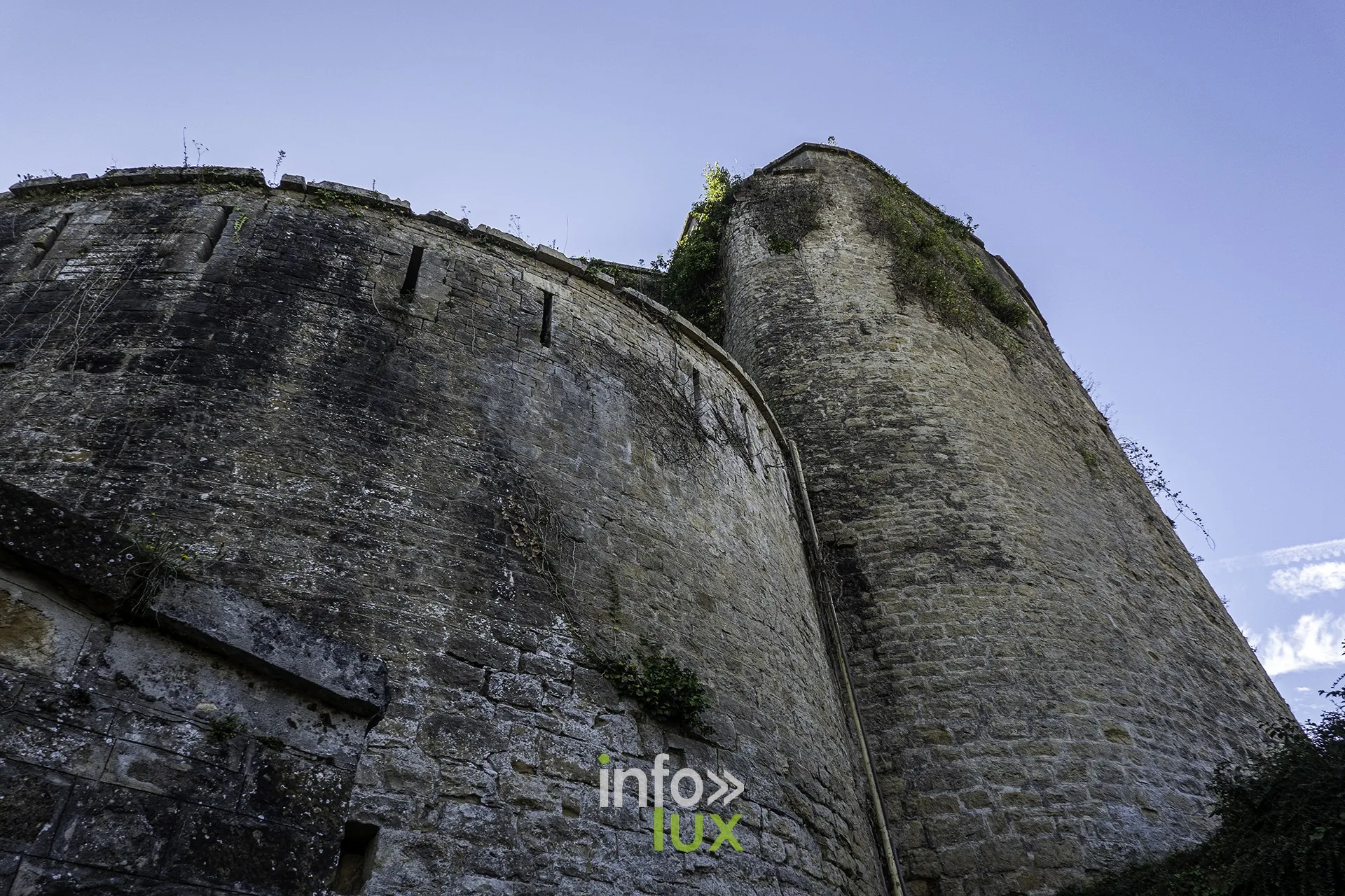 Muraille et tour d’angle du château fort de Sedan en contre-plongée