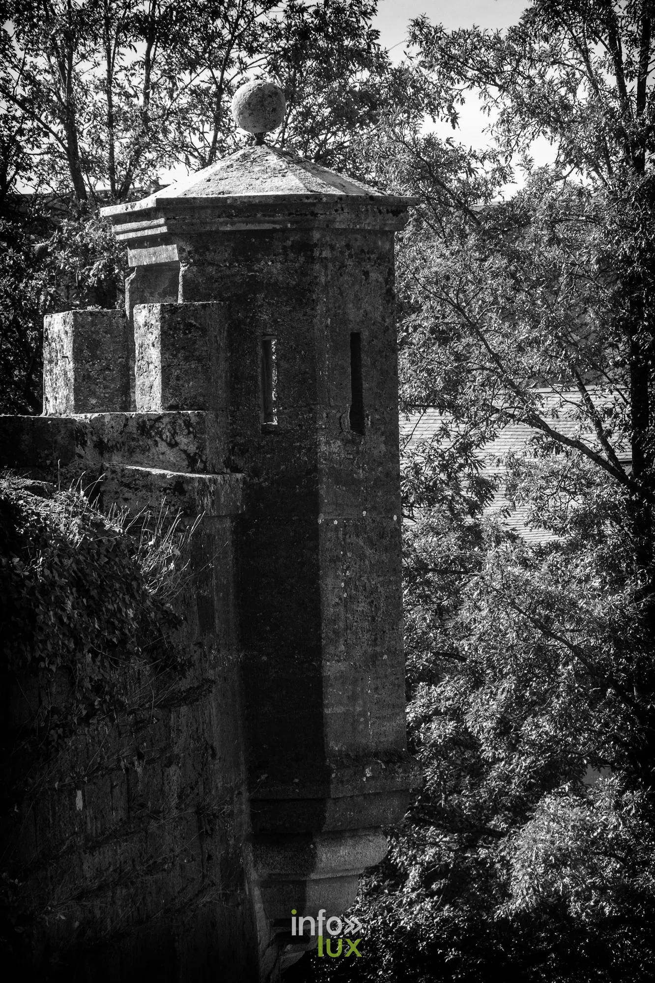 Échauguette en pierre sur les remparts du château fort de Sedan, en noir et blanc