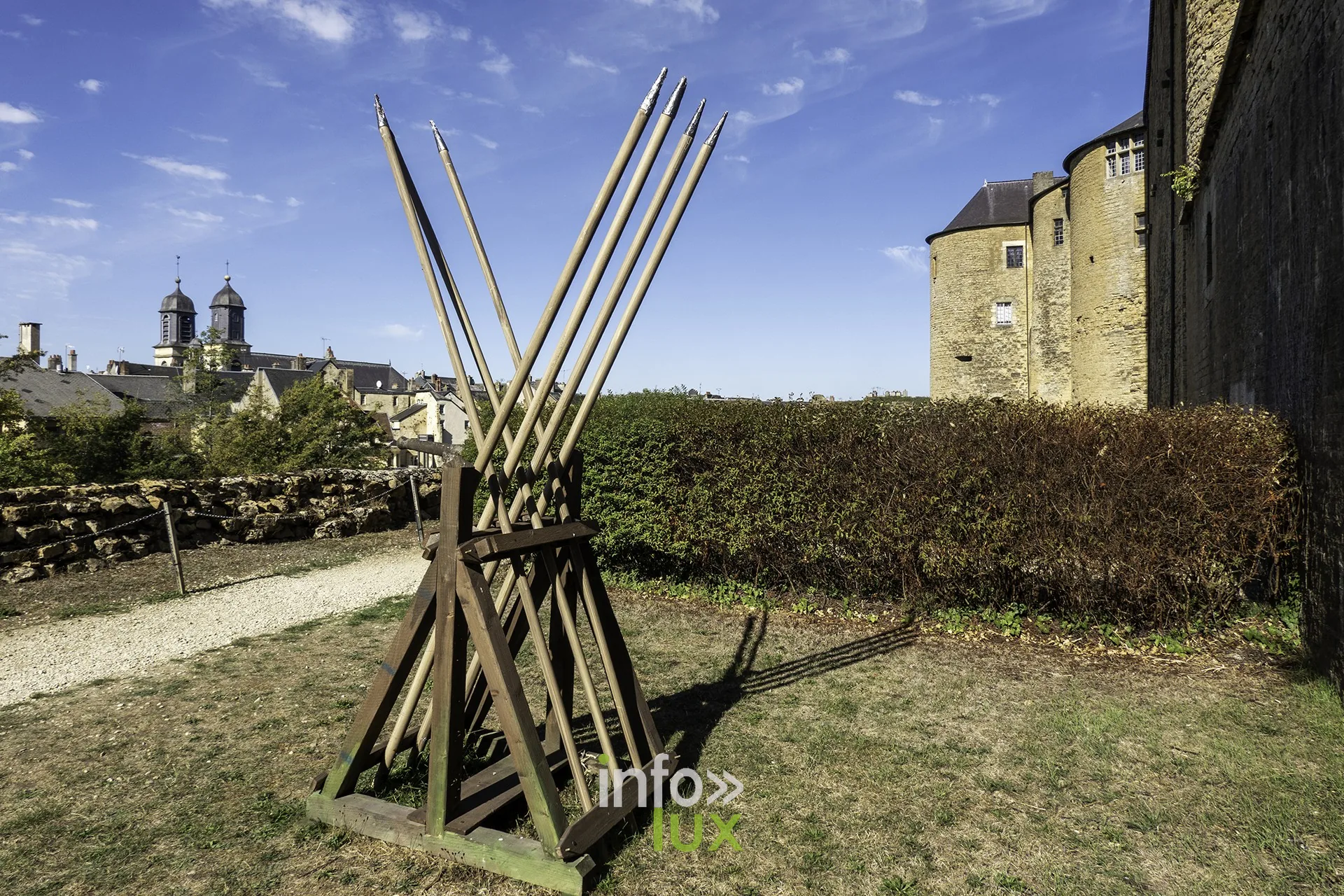 Faisceau de pieux en bois sur la pelouse devant le château fort de Sedan