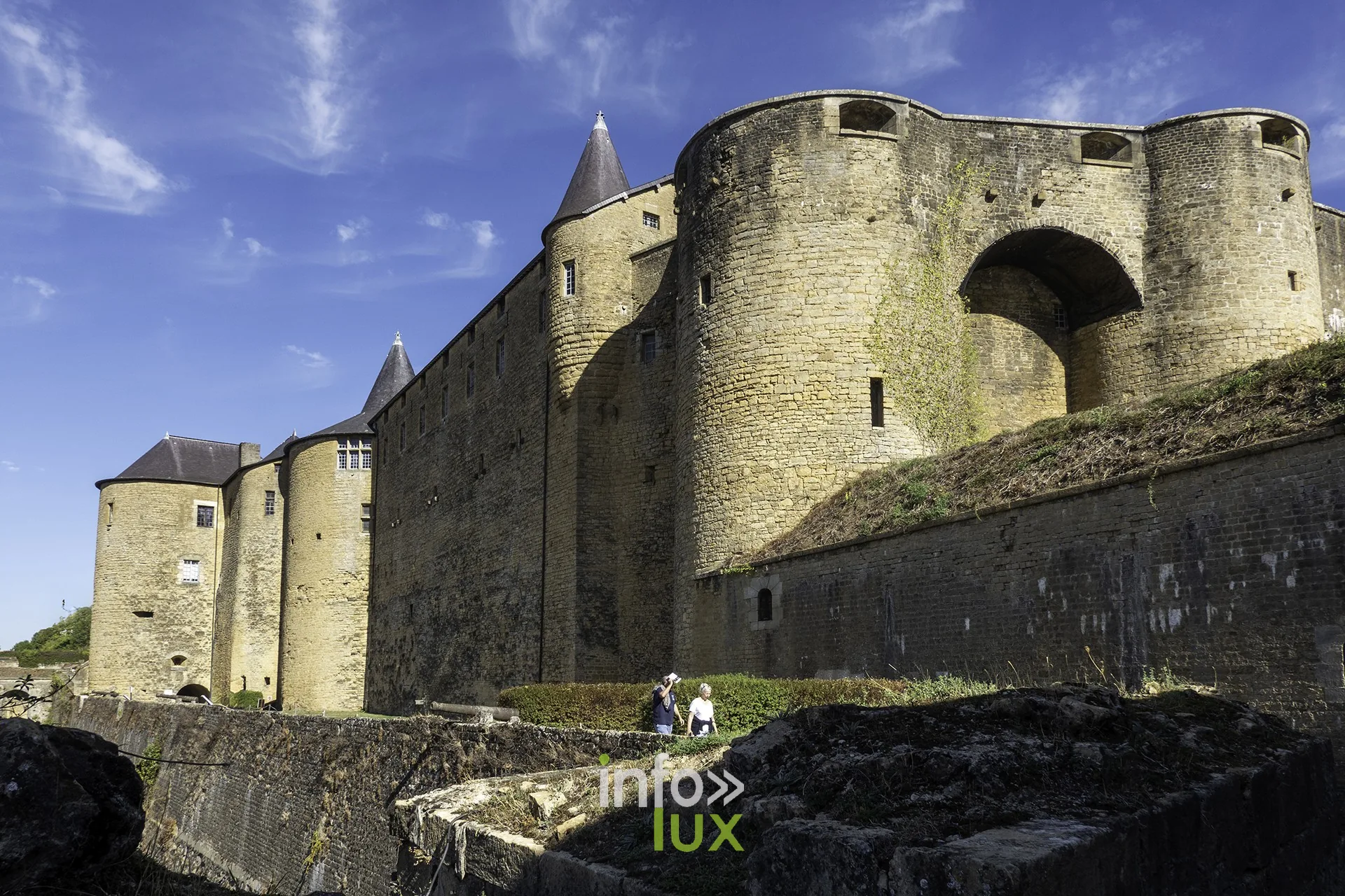 L’enceinte du château fort de Sedan, ses tours et son grand arc, vue depuis les fossés