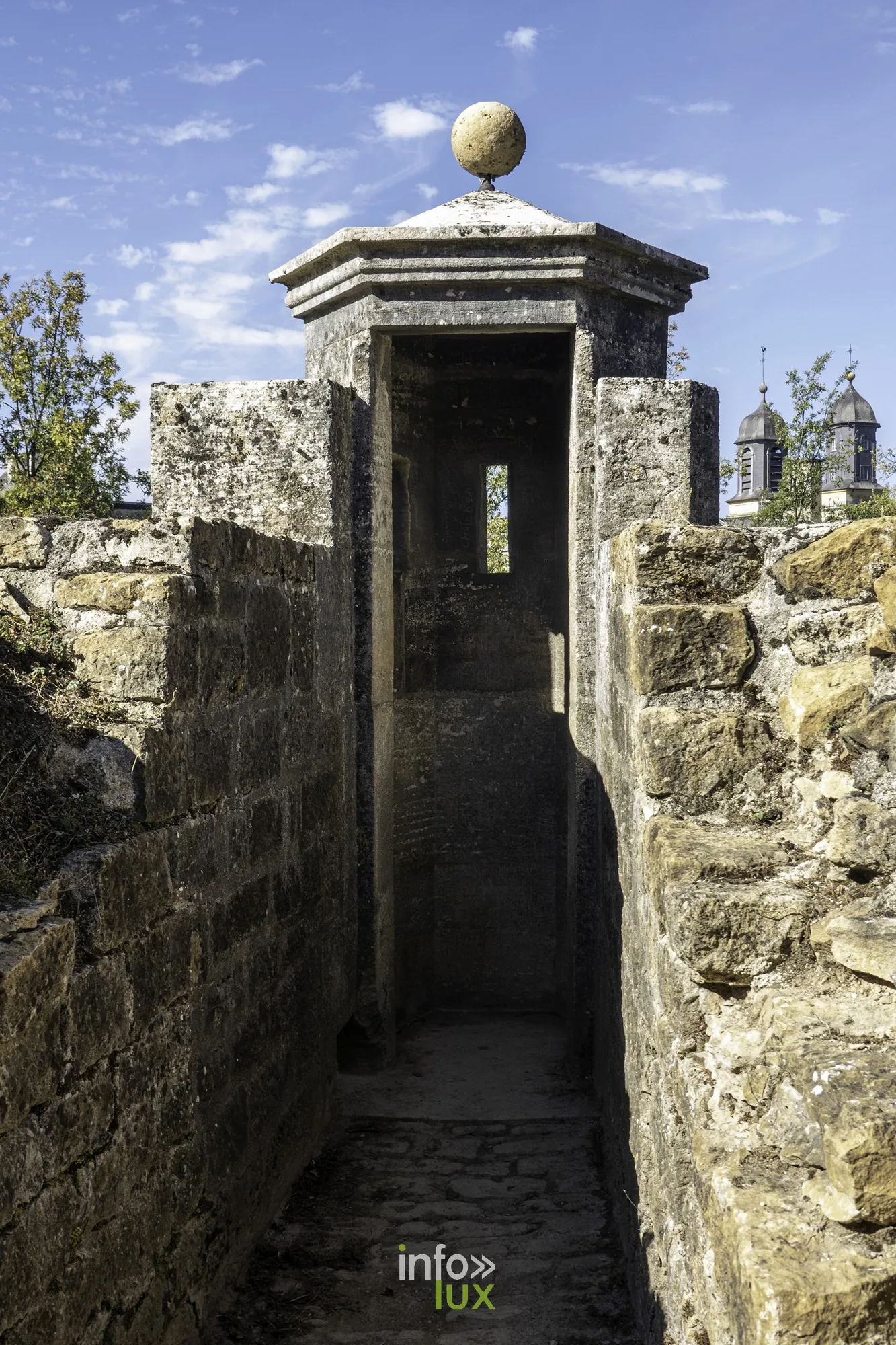 Chemin de ronde étroit menant à une échauguette, château fort de Sedan